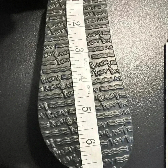 SELLING AS A LOT BITH SIZE 9 NIKE SNEAKERS & ITZY BITZY FLIP FLOPS - Picture 7 of 10